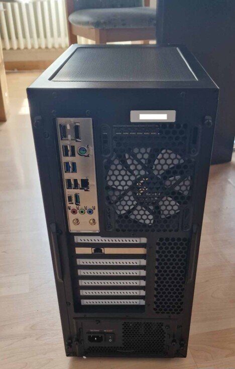 brentford O121 Intel Supersilent PC -- von Hinten